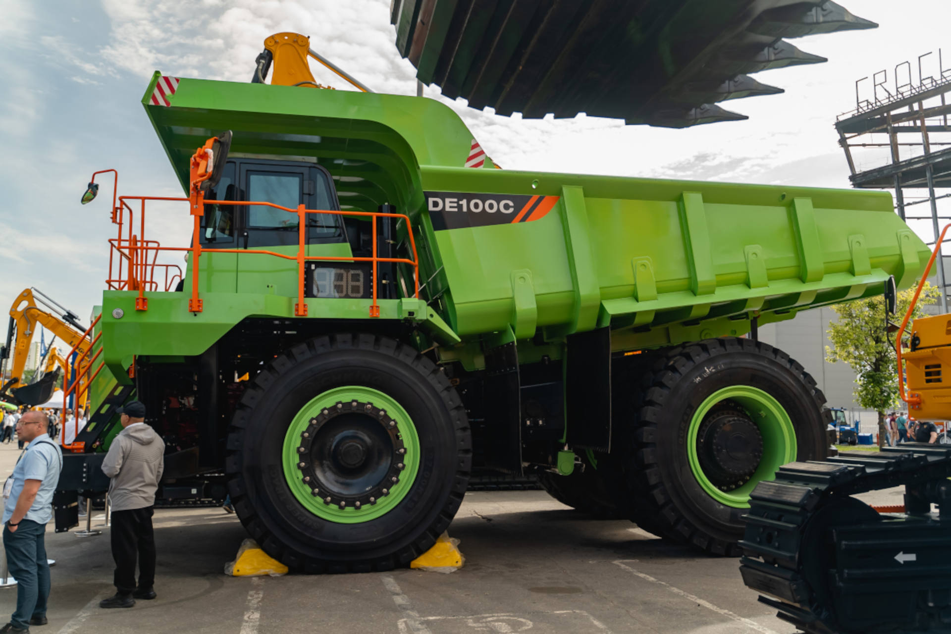  Карьерный самосвал DE100C 