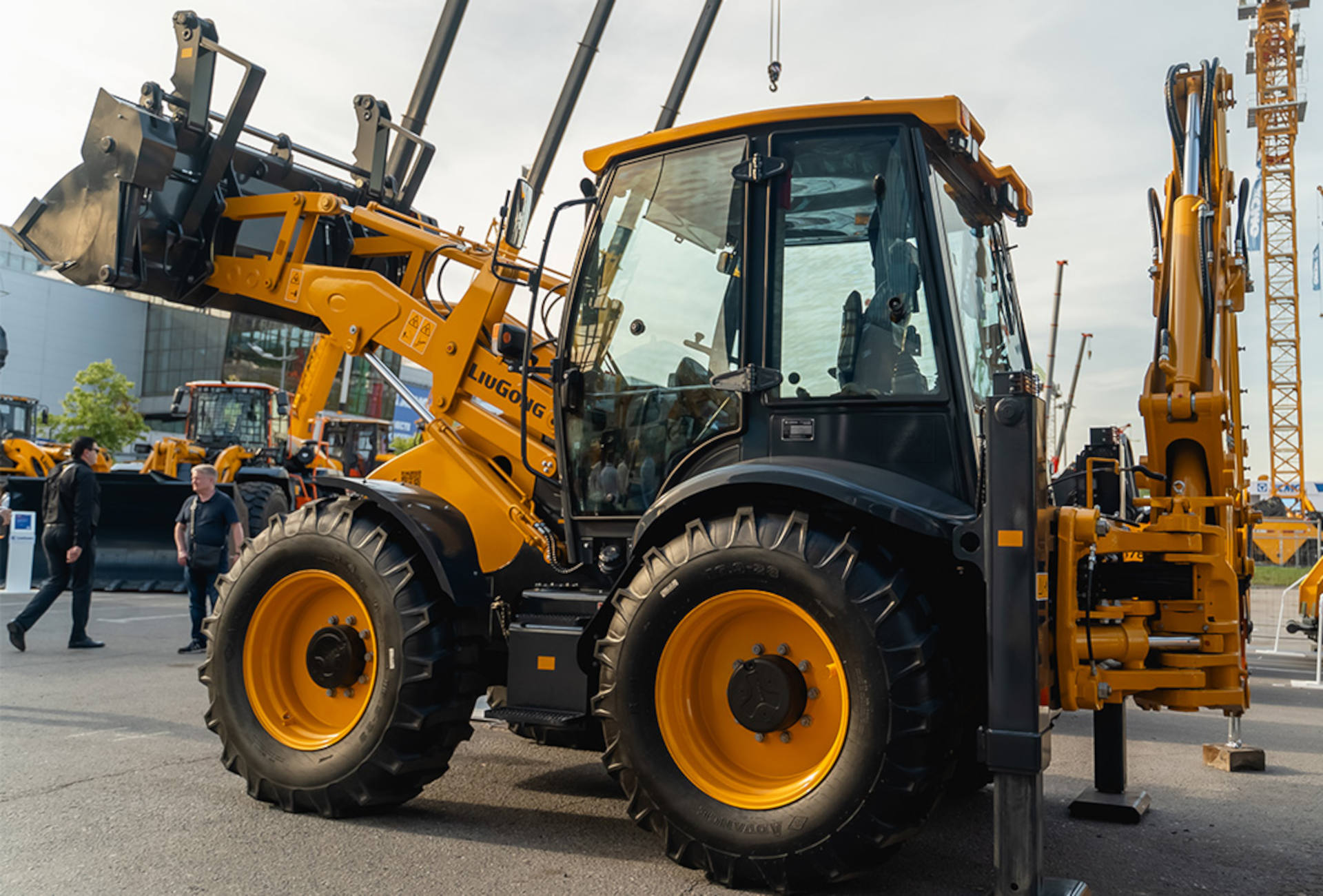 Обзор: LIUGONG 777AS MAX. Экскаватор-погрузчик с равновеликими колёсами